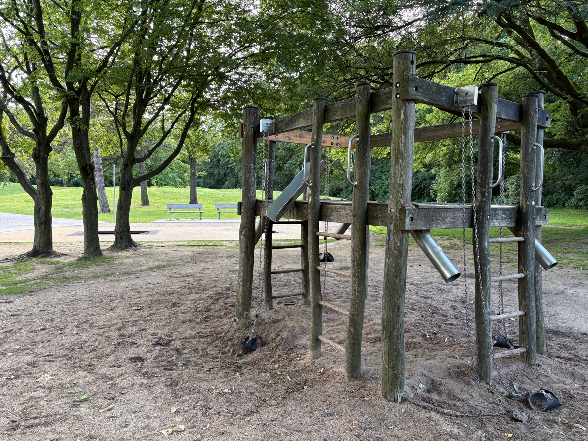 La 1 000ᵉ photo partagée sur Mapikids : une structure à grimper en bois dans un parc de Moers, en Allemagne